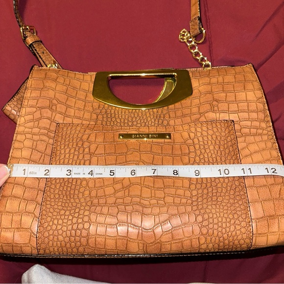 Gianni Bini Alligator Purse Magnetic closure/front pocket. Gold chain on strap - Picture 13 of 16
